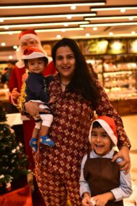 Dunkel braun celebrates Christmas with little children 